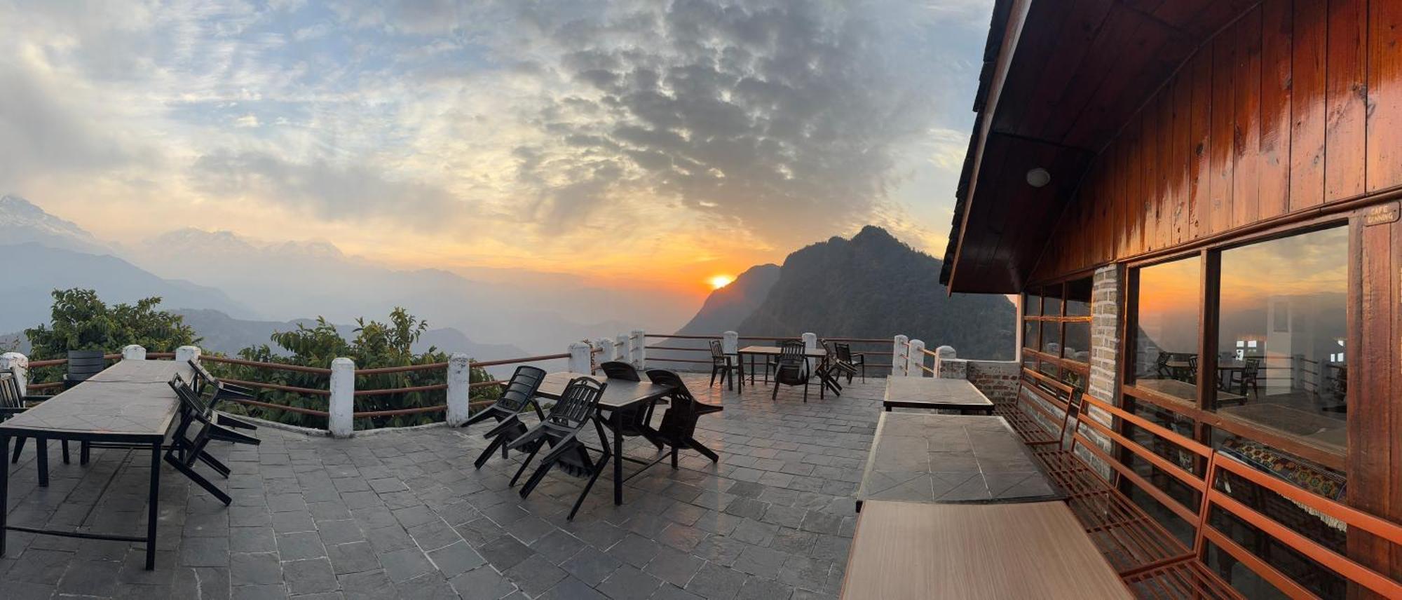 Es Deurali Resort Pokhara Exterior photo